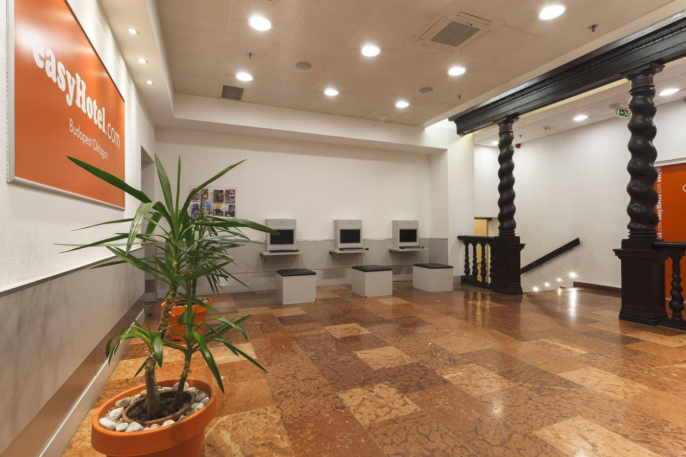 Easyhotel-Budapest-Oktogon-Lobby-12