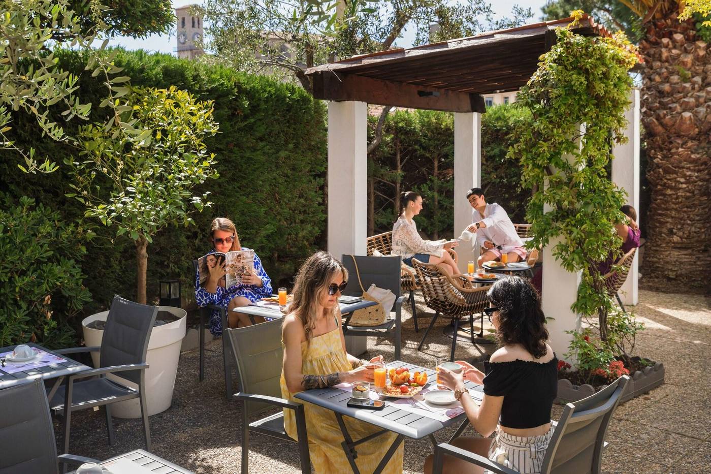 Hotel-Des-Orangers-Terrace-17