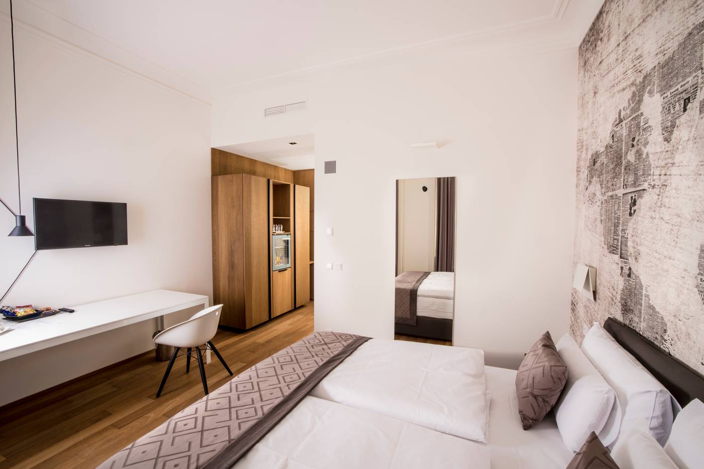 Golden-Crown-Room-17