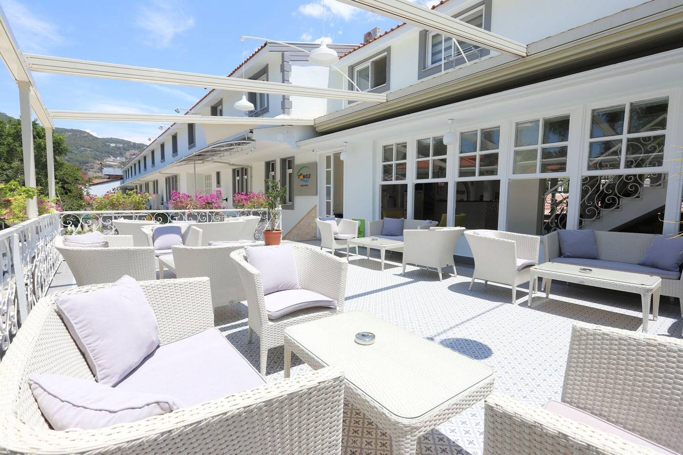 Tonoz-Beach-Hotel-Lobby-10