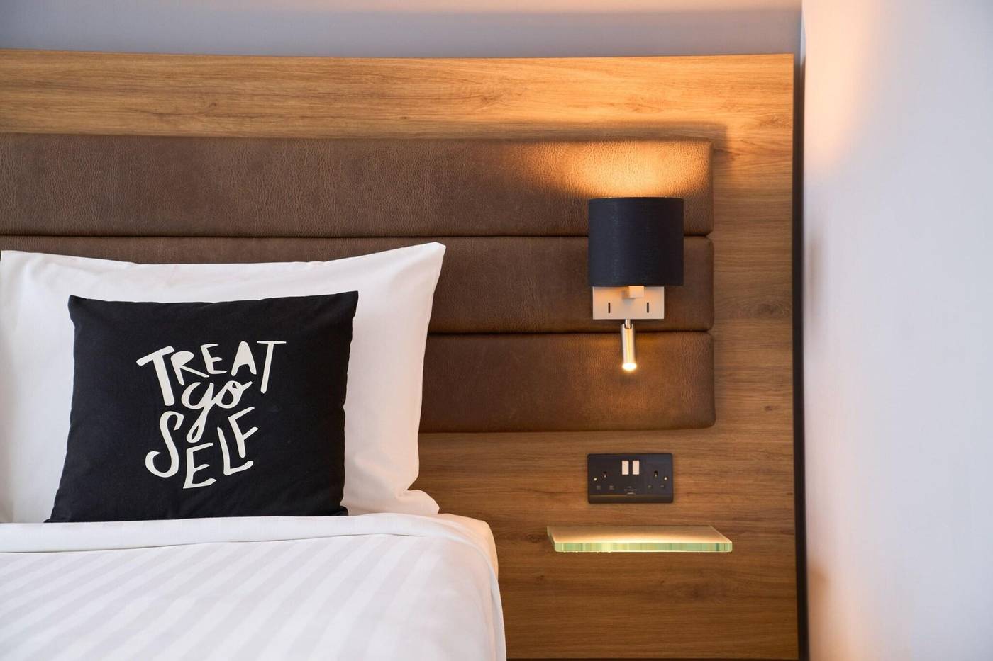 Moxy-Dublin-City-Room-38