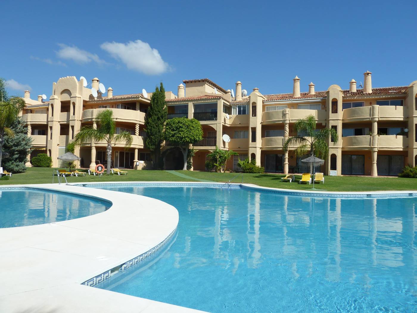 Apartamentos-El-Porton-Pool-3