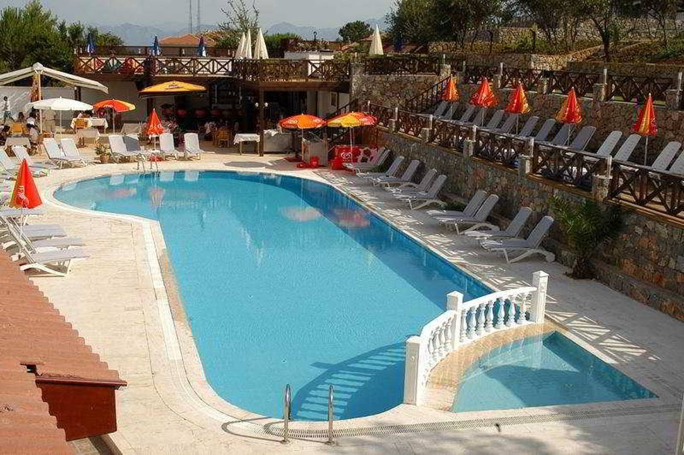 Diana-Suite-Hotel-Pool-1