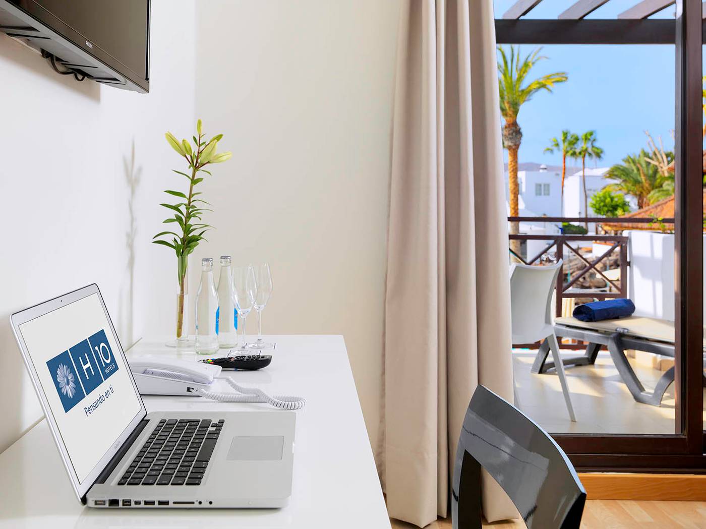 H10-White-Suites---Adults-Only-Room-30