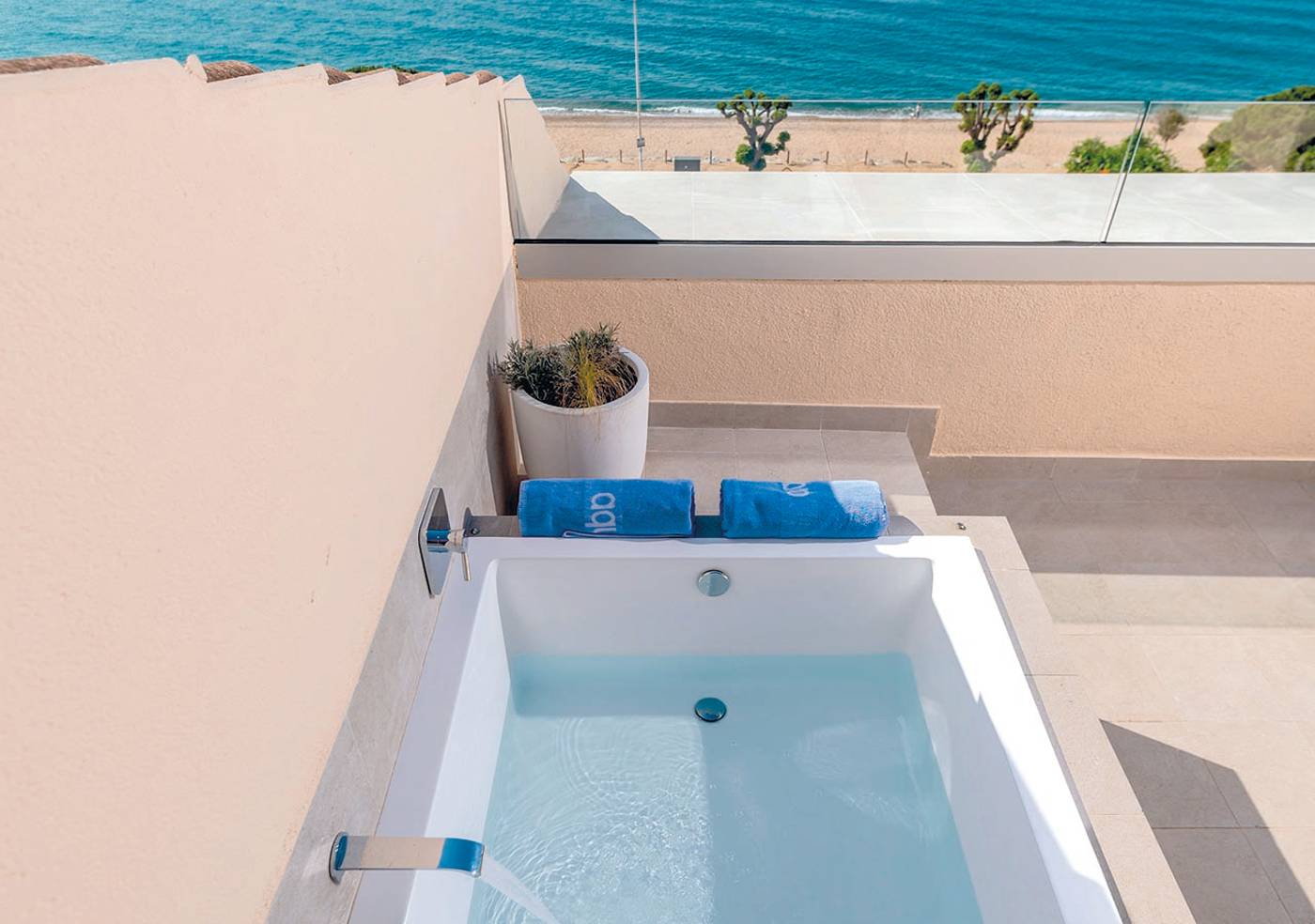 Aqua-Hotel-Promenade-Room-6