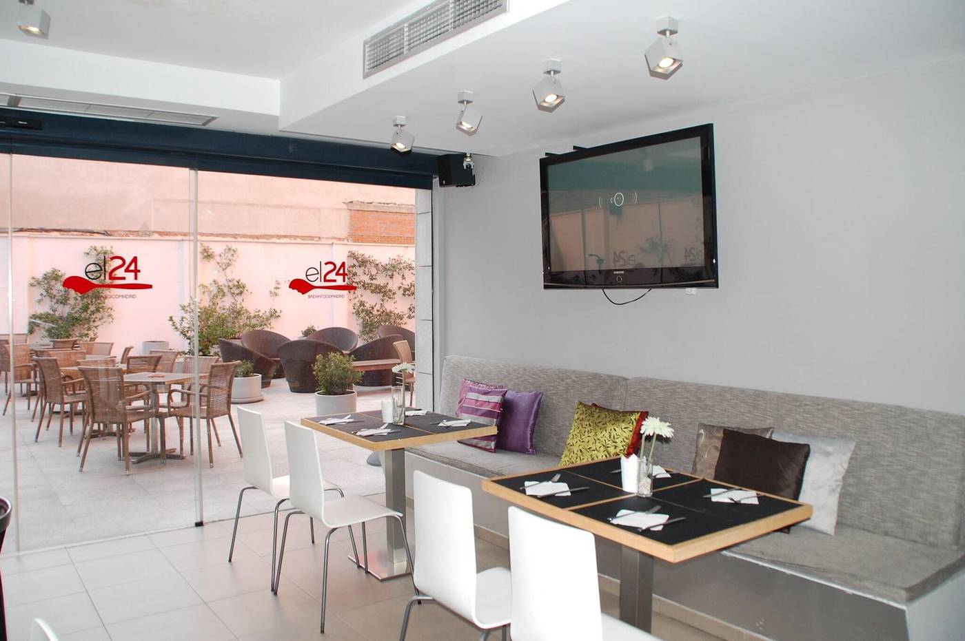 Eco-Alcala-Suites-Bar-11