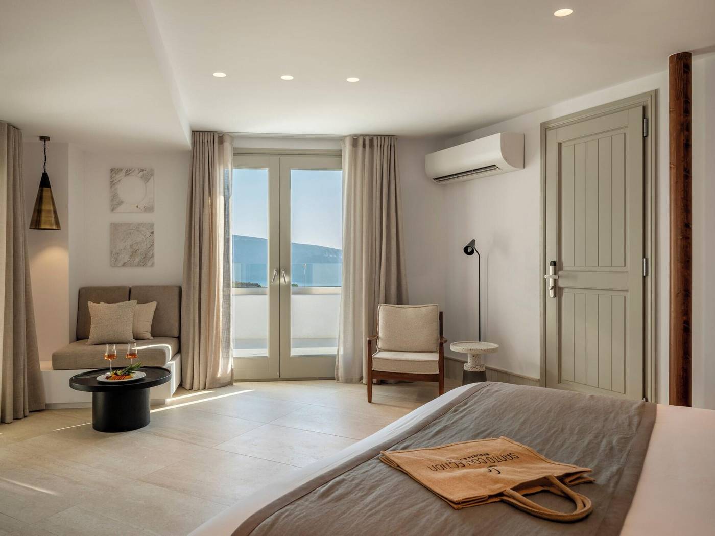 Santo-Maris-Oia--Luxury-Suites---Spa-Room-33