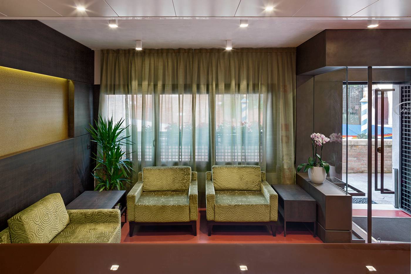 American-Dinesen-Lobby-6