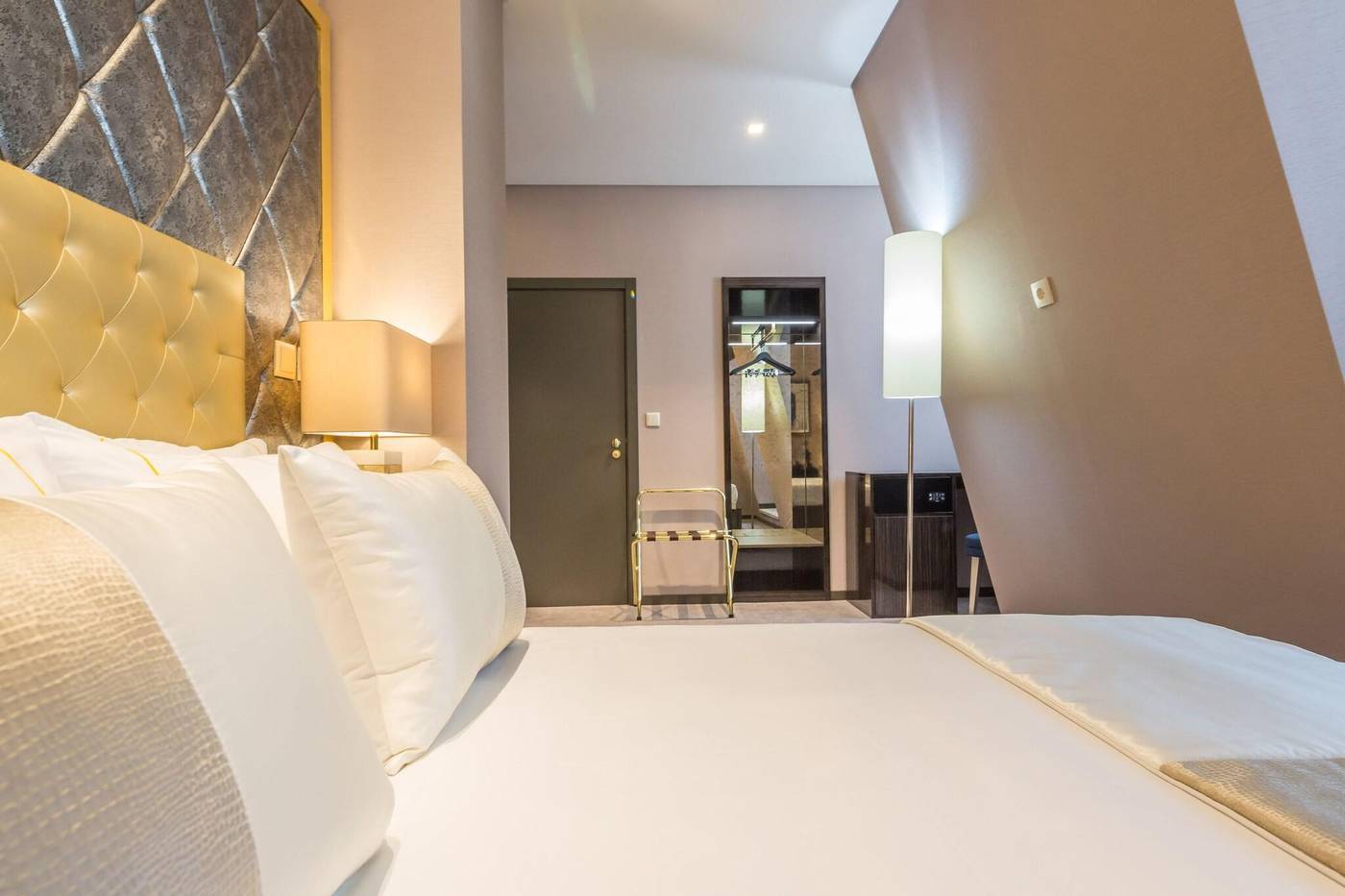 Meraprime-Gold-Design-Hotel-Room-29