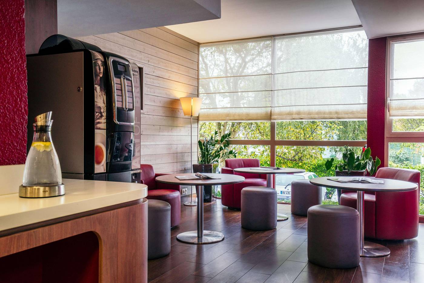 Campanile-Creteil-Centre-Lobby-4