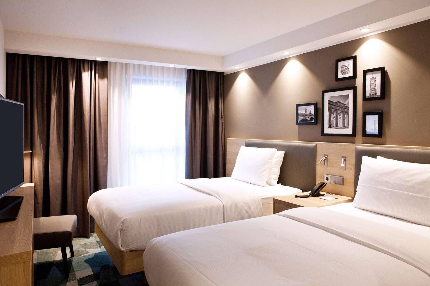 Hampton-by-Hilton-Berlin-City-East-Side-Gallery-Room-14