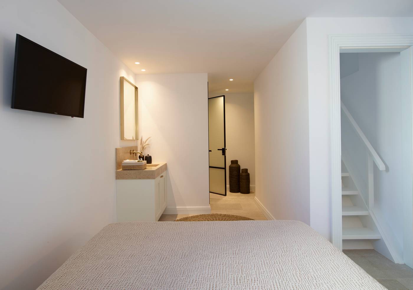 Bonzoe-Suites---Villas-Room-39