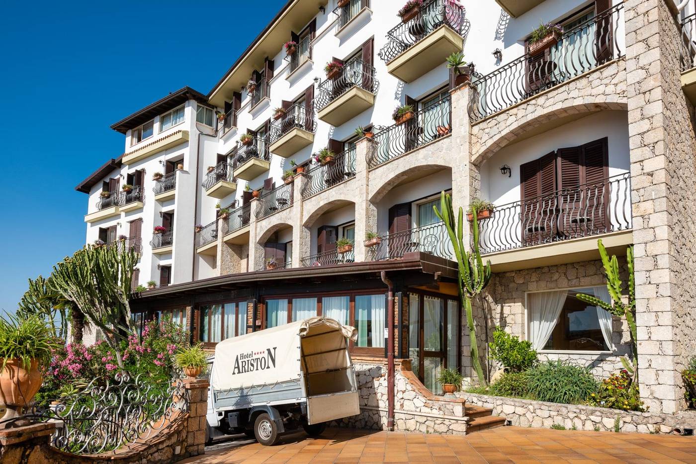 Hotel-Ariston---Palazzo-Caterina-General-view-9