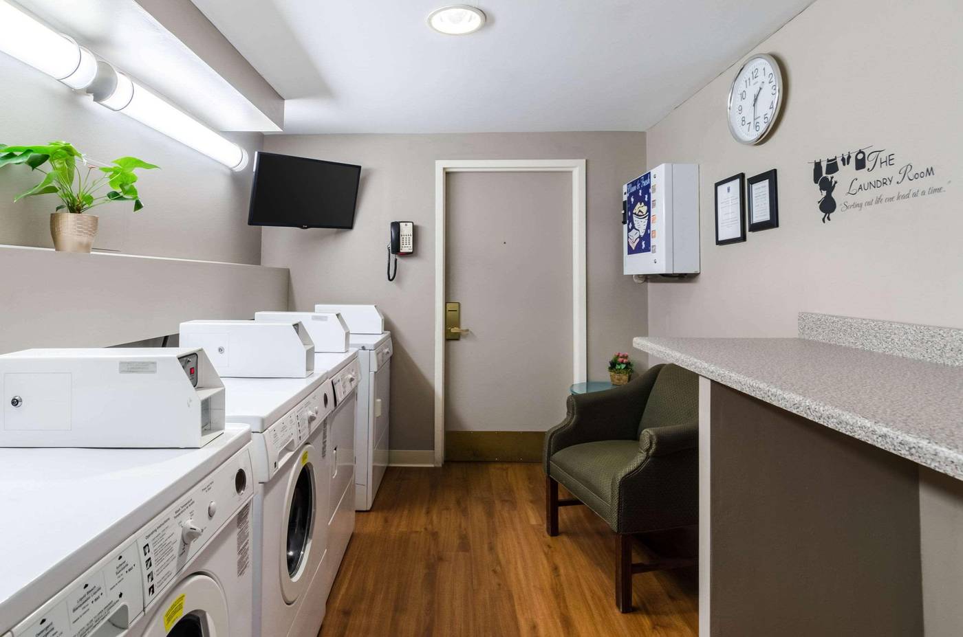 Comfort-Inn---Suites-Logan-Airport-General-view-12