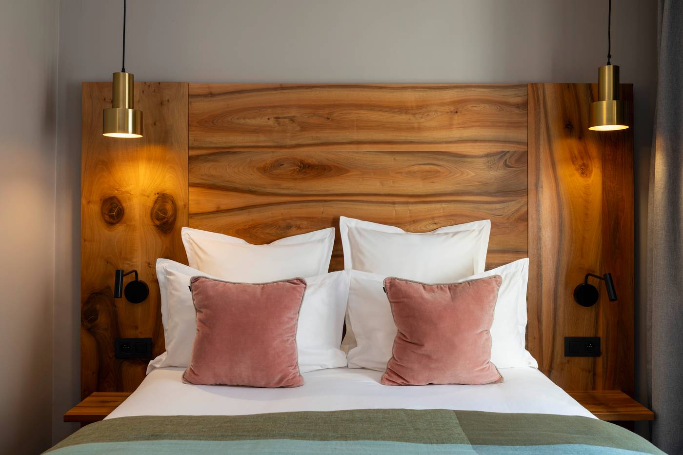 Maxim-Folies-Room-22