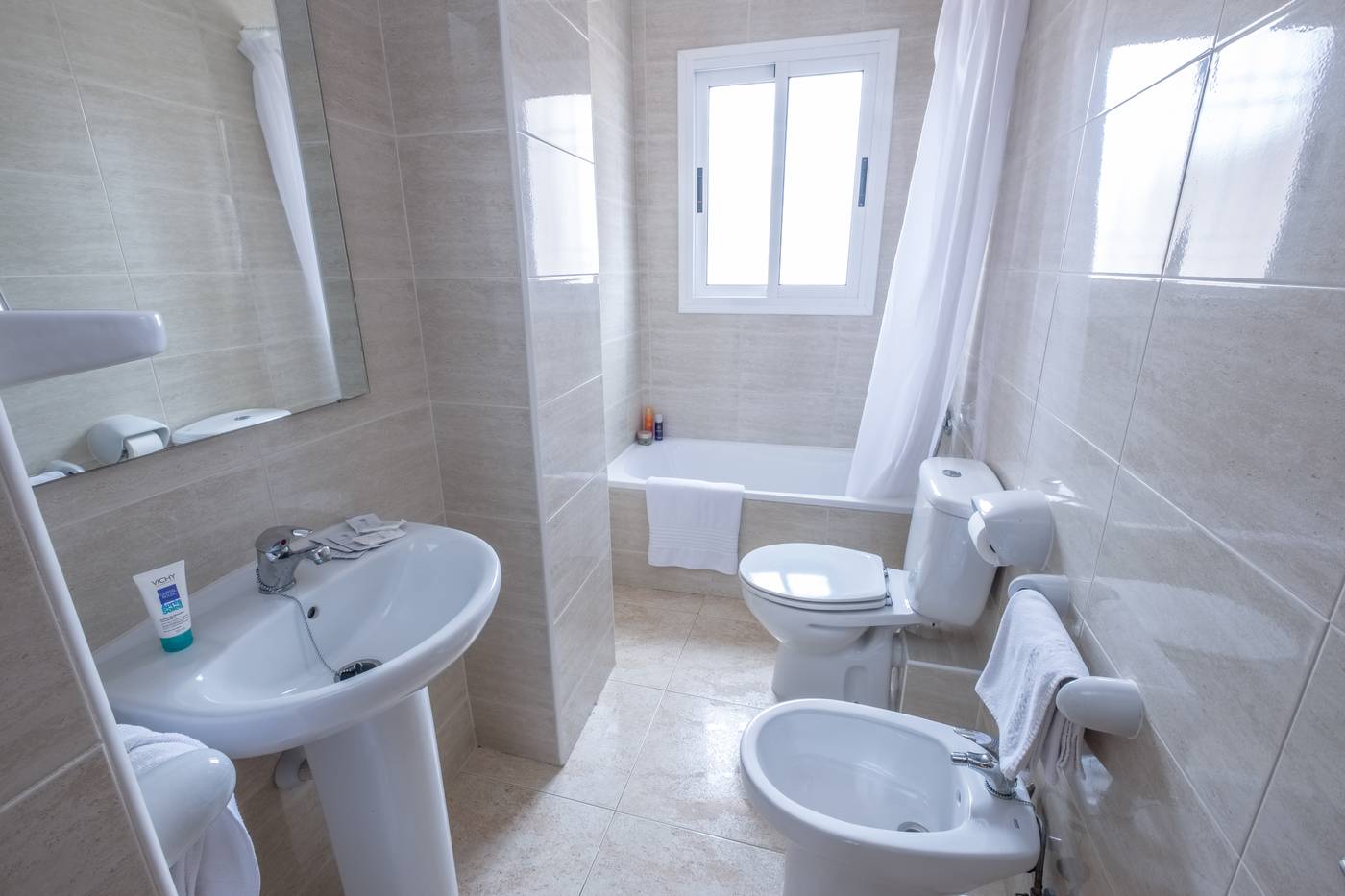 California-Apartments-III-Y-IV-Room-18