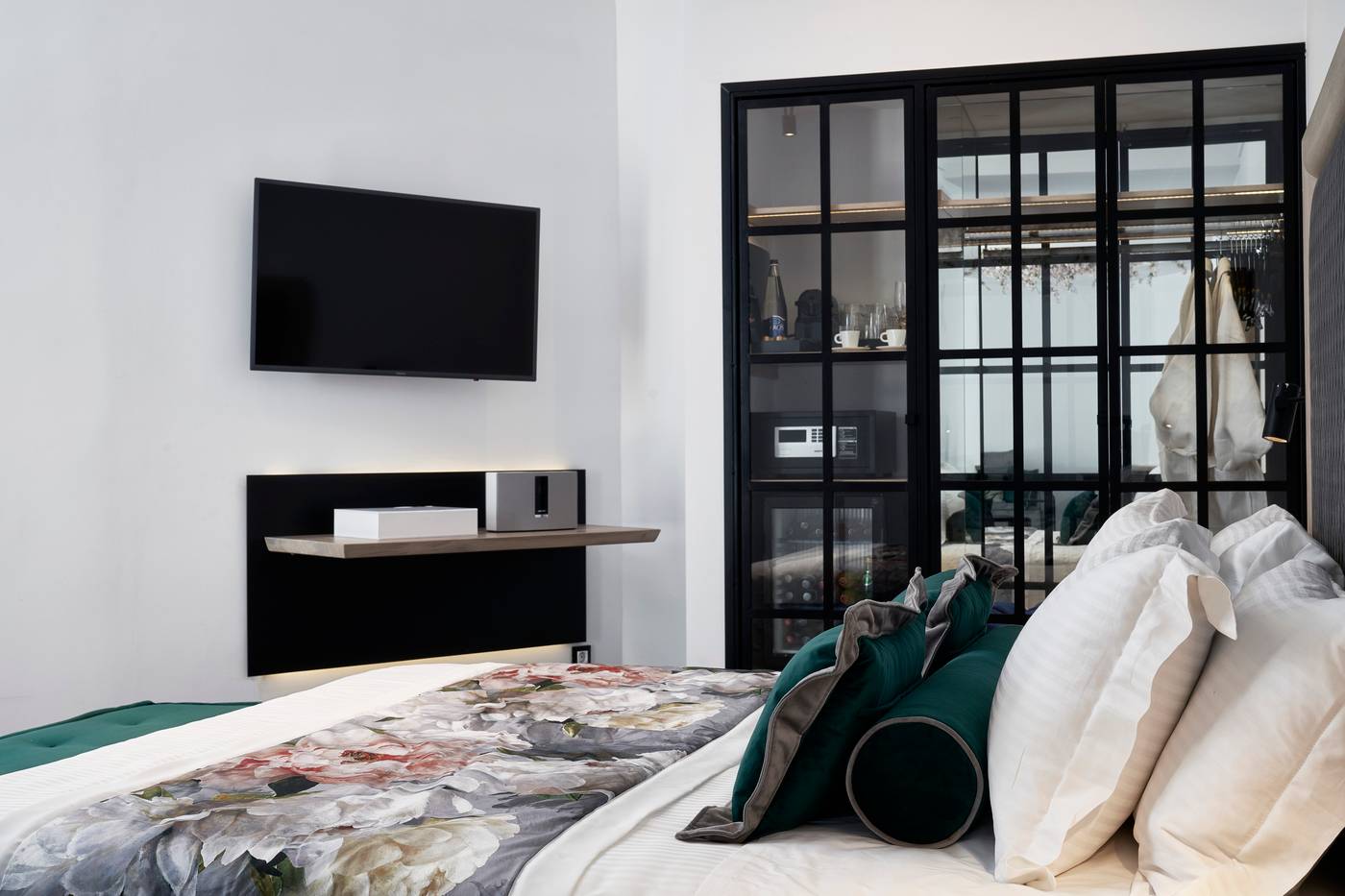 Katikies-Garden-Santorini---The-Leading-Hotels-Room-16