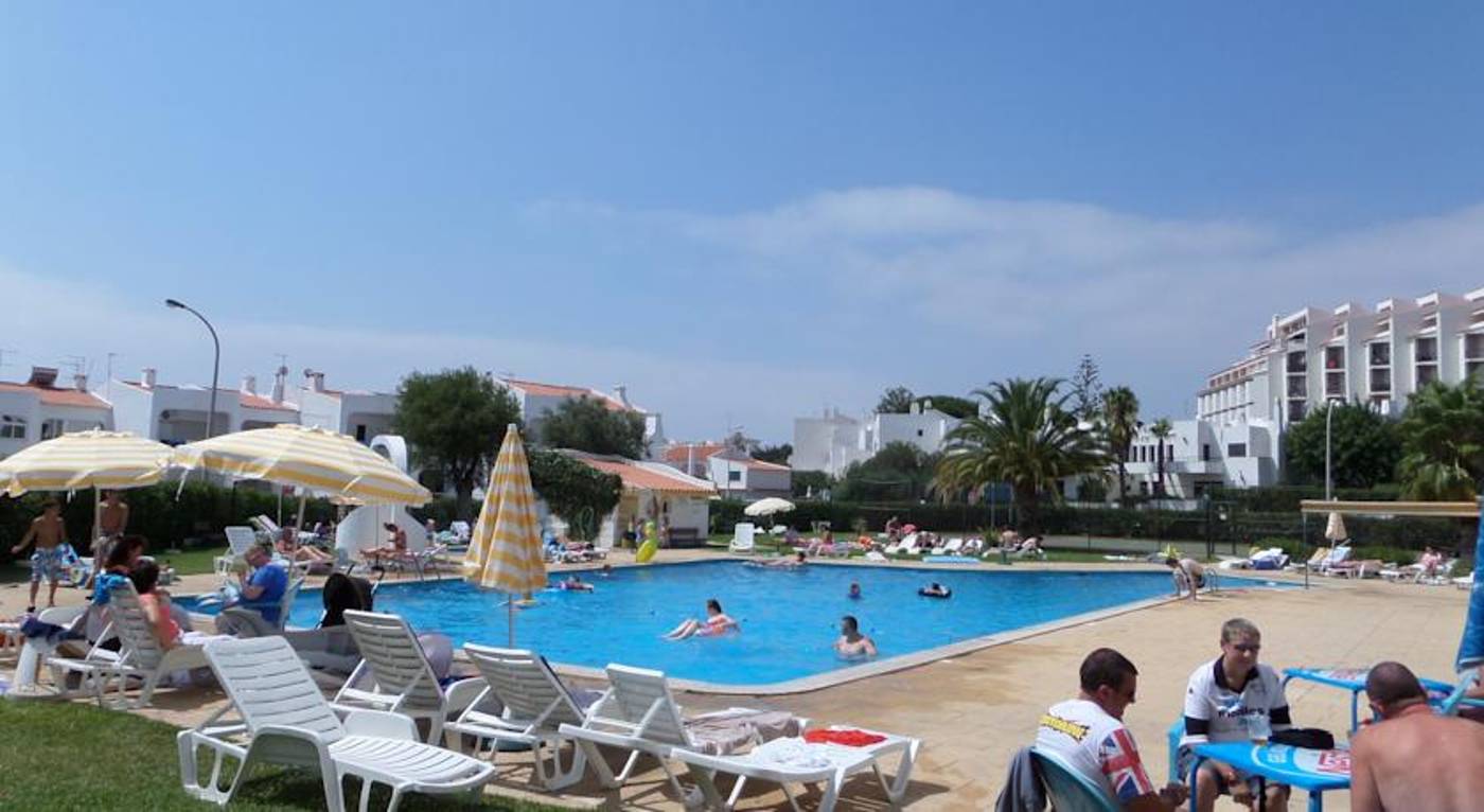 Silchoro-Apartamentos-Turisticos-Pool-4