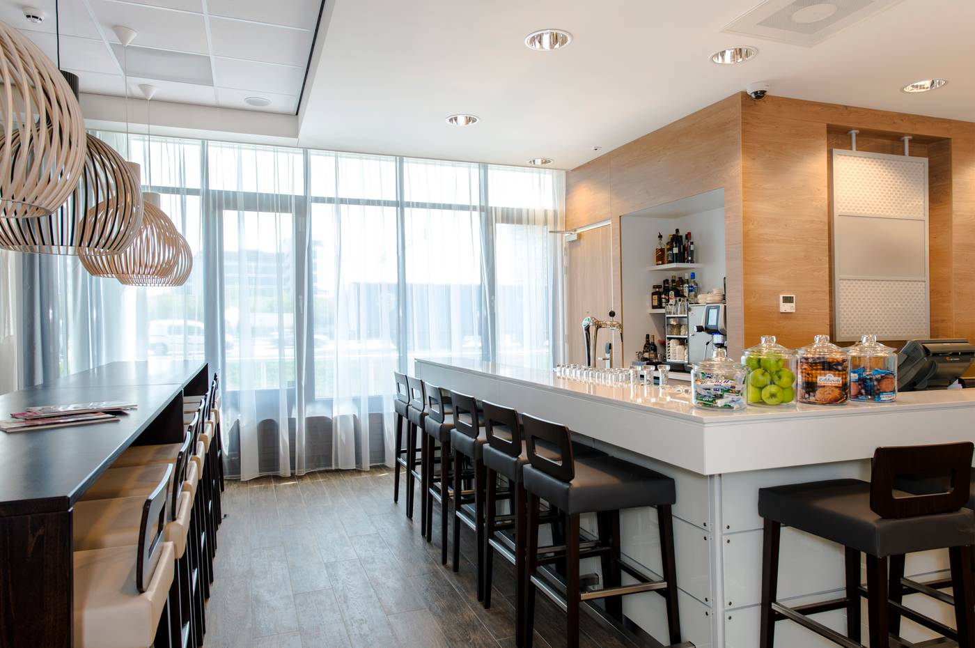 Hampton-by-Hilton-Amsterdam-Airport-Schiphol-Lobby-5