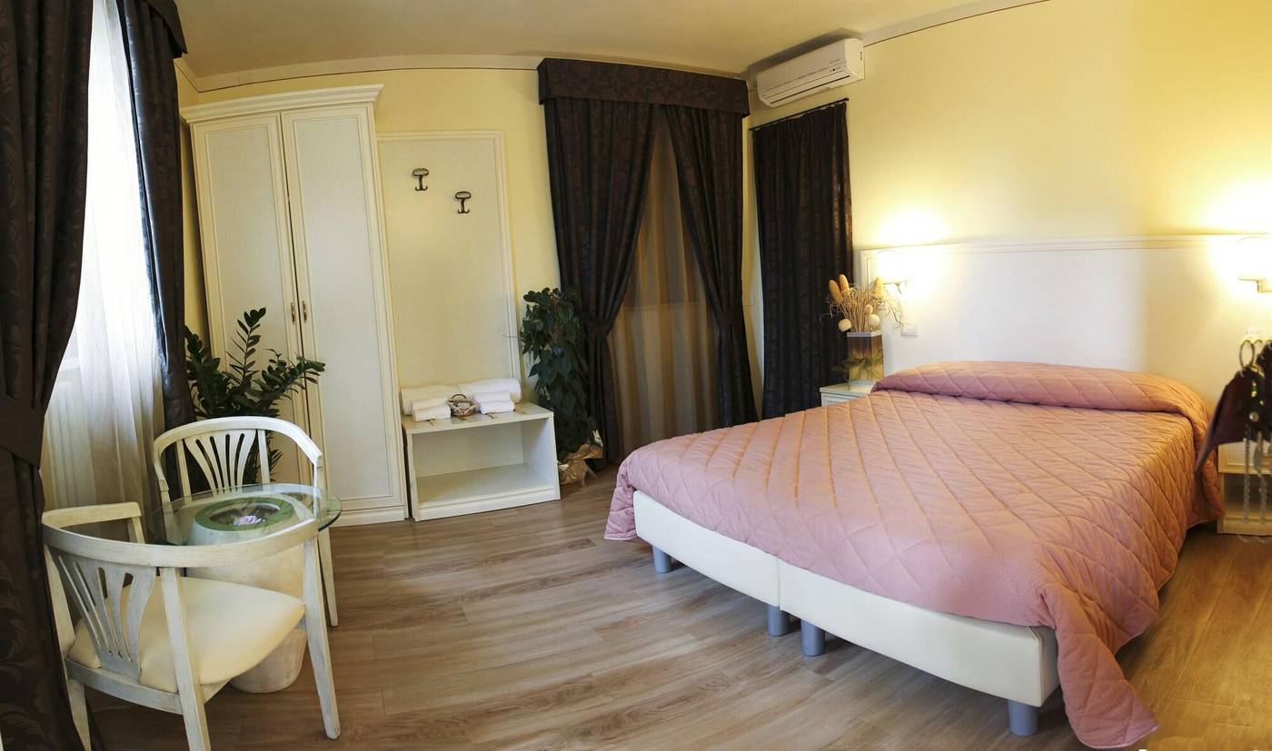 Il Monte-Italy-MONTE SAN SAVINO-Room-9