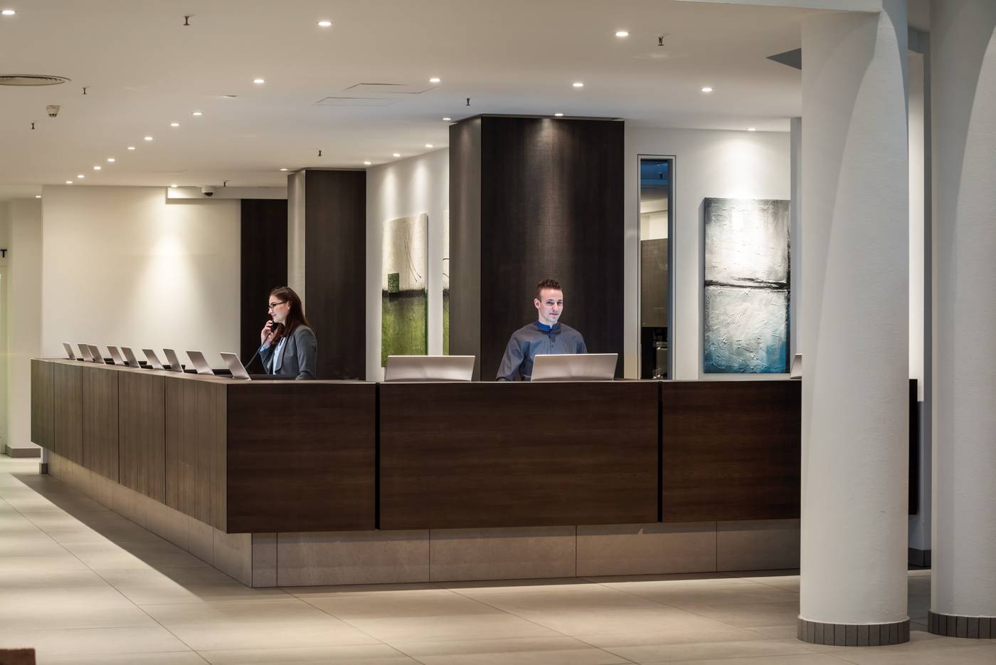 Estrel-Hotel-Berlin-Lobby-16