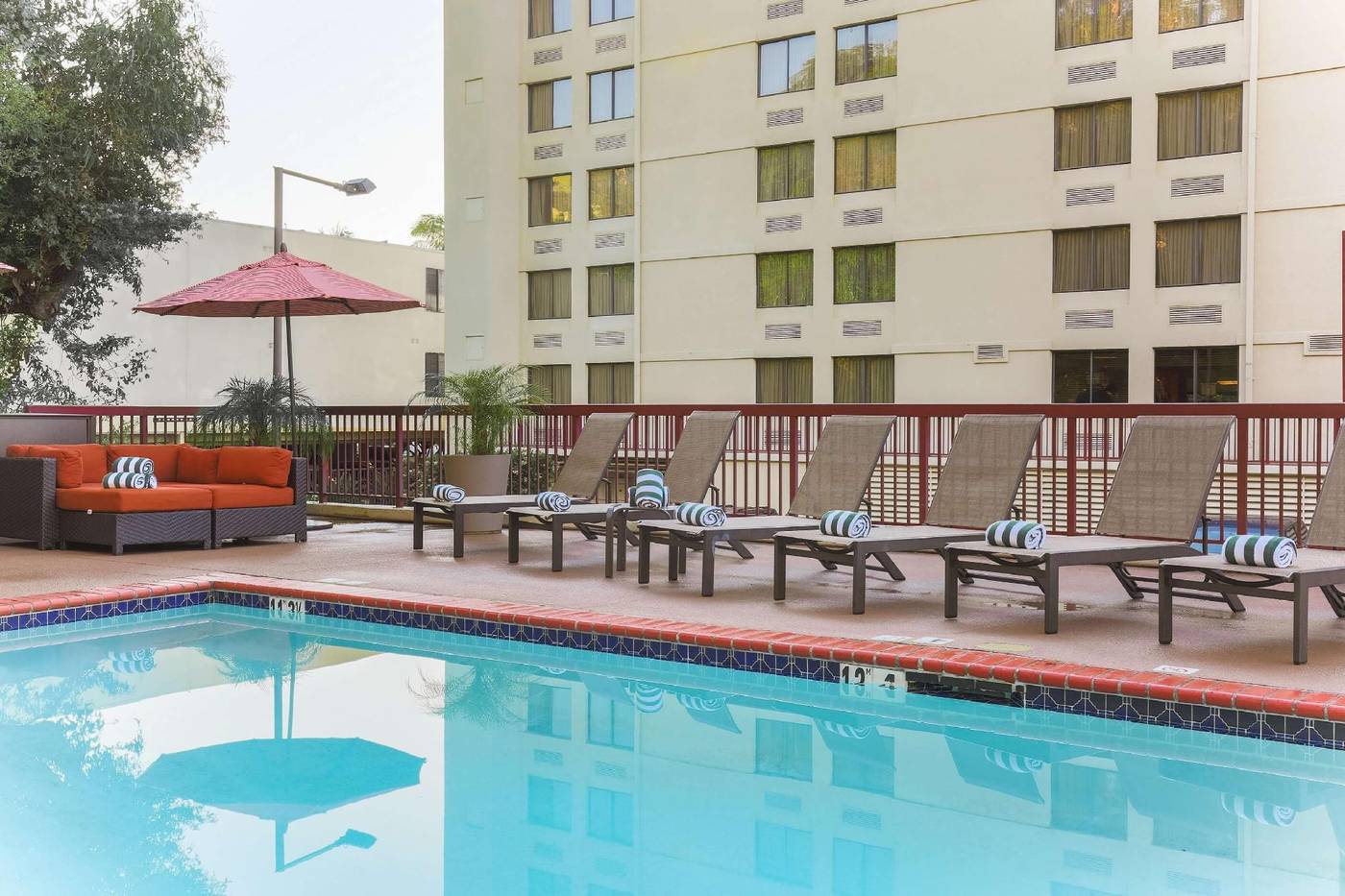 Hilton-Garden-Inn---Los-Angeles-Hollywood-Pool-36