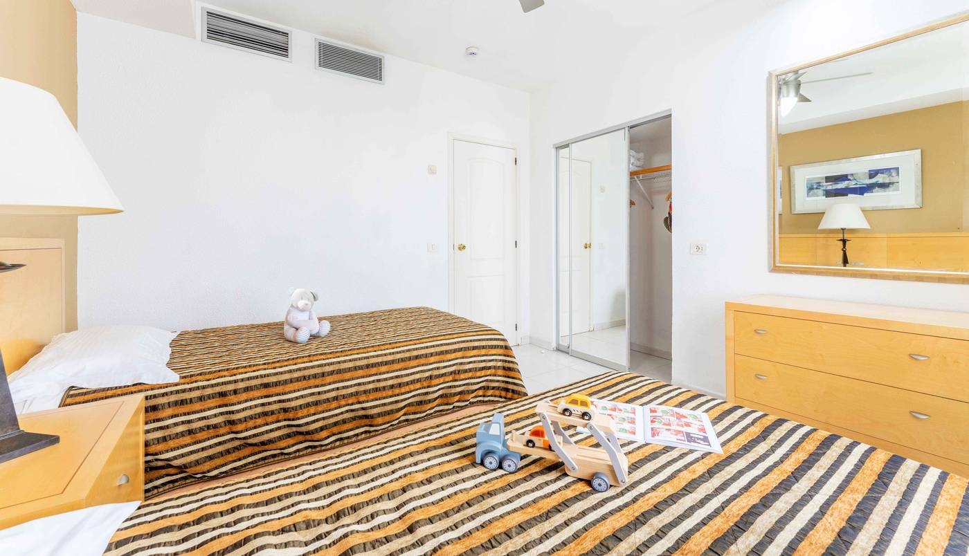 ONA-Hollywood-Mirage-Room-38