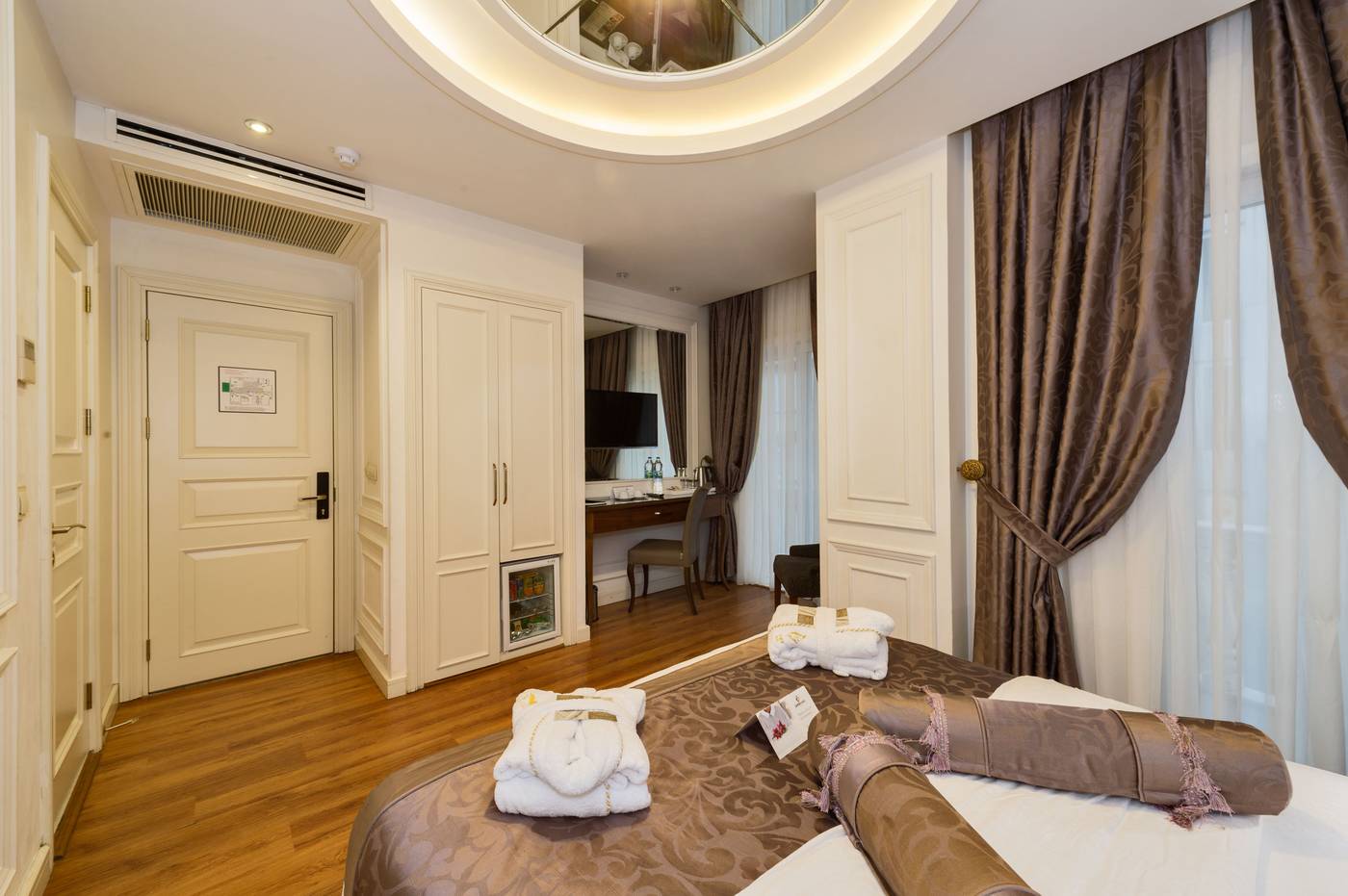 Darkmen-Hotel-Room-25