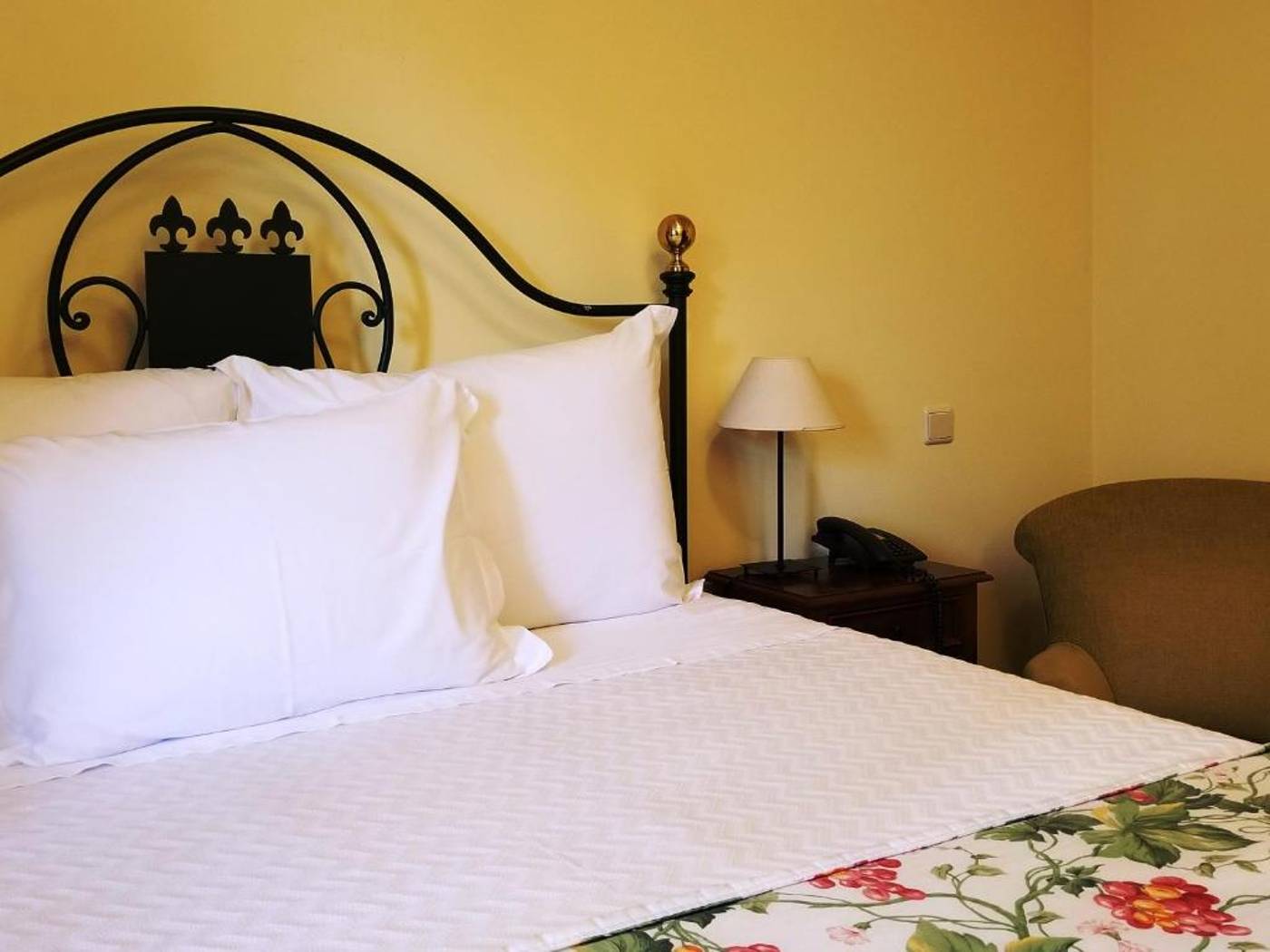 Lawrence-s-Hotel-Room-27