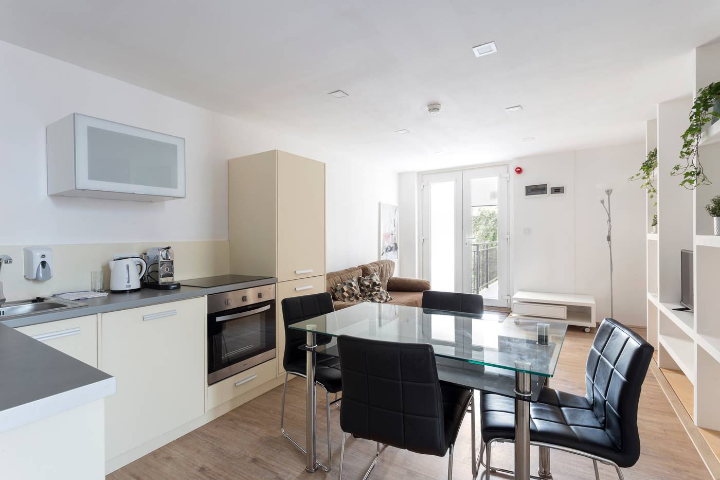 Hotel-Mika-Downtown-Room-5