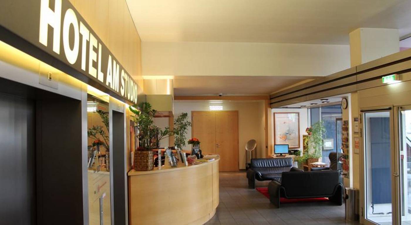 enjoy-Hotel-am-Studio-Lobby-7