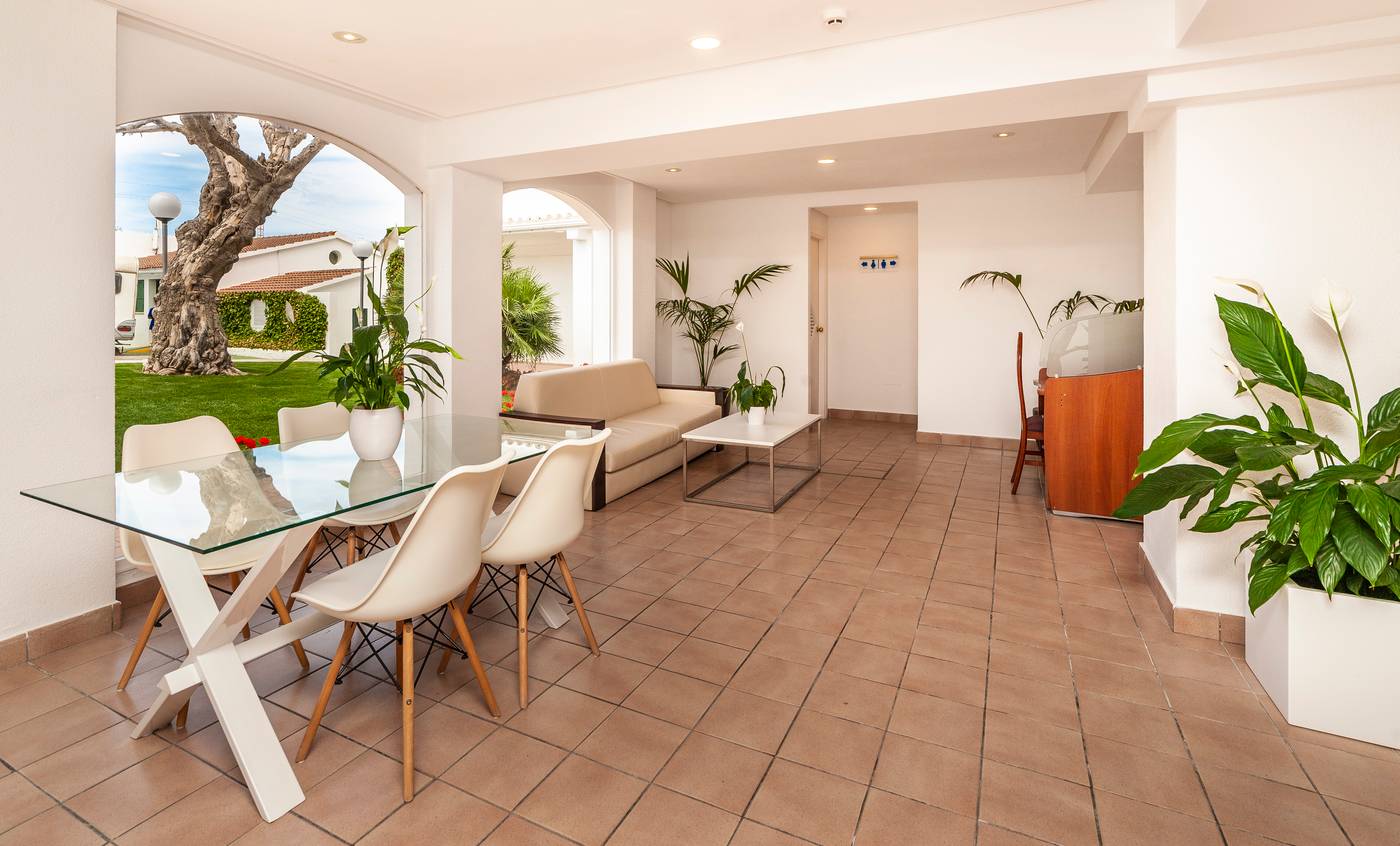 Globales-Cala------n-Blanes-Lobby-25