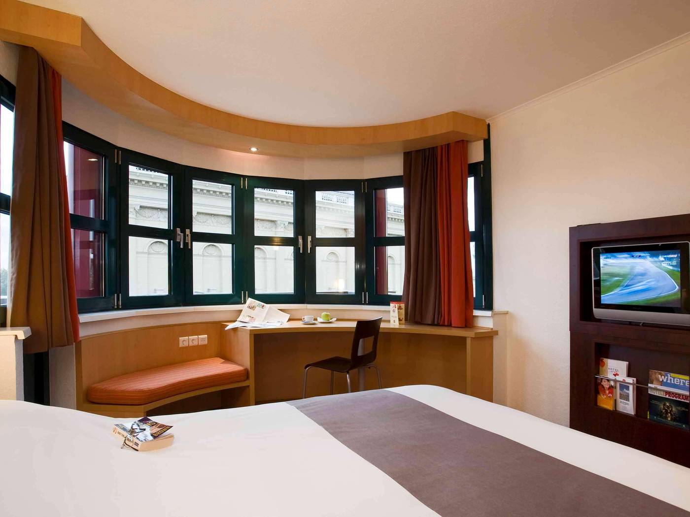 Ibis-Hotel-Heroes-Square-Room-23