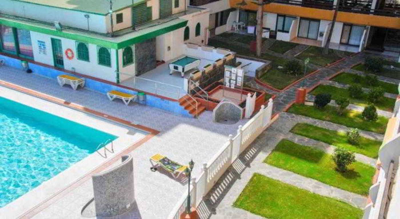 Las-Arenas-Apartments-Pool-8