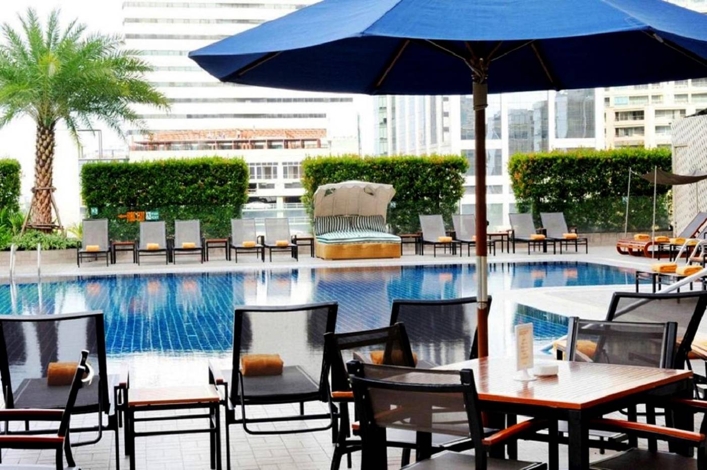 Rembrandt-Hotel-Bangkok-Pool-75