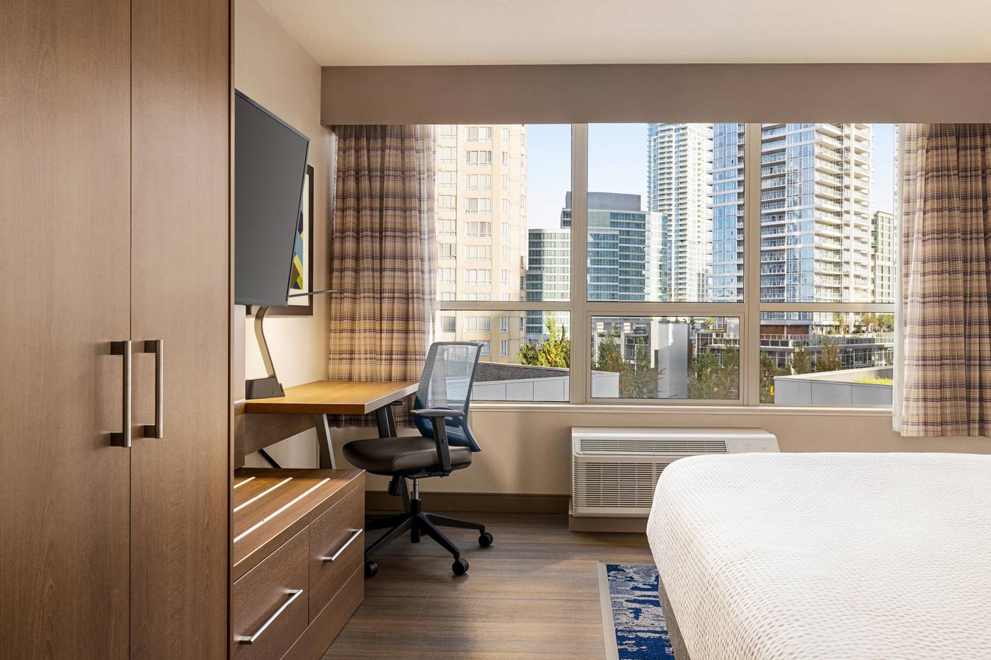 Holiday-Inn-Express-Vancouver-Metrotown--Burnaby--Room-8