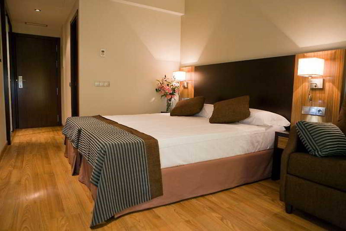 Conilsol-Hotel-y-Aptos-Room-11