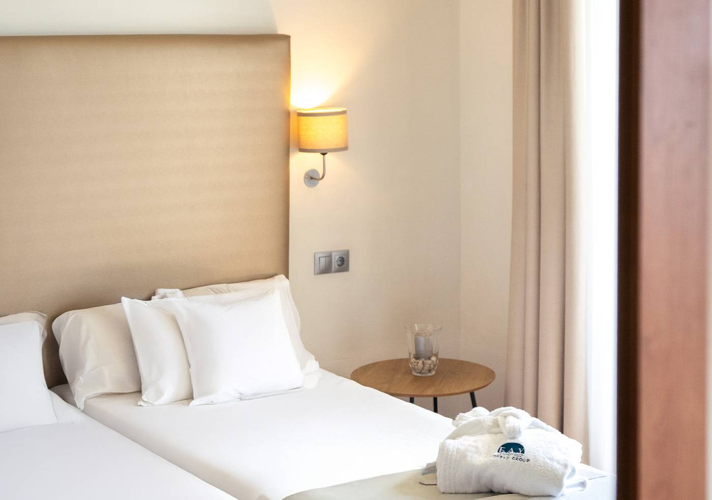 Fay-Victoria-Beach-Room-22