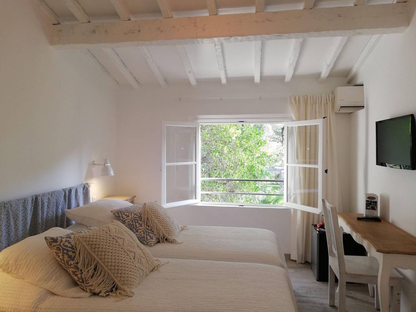 Hotel-les-Capucines-Room-2