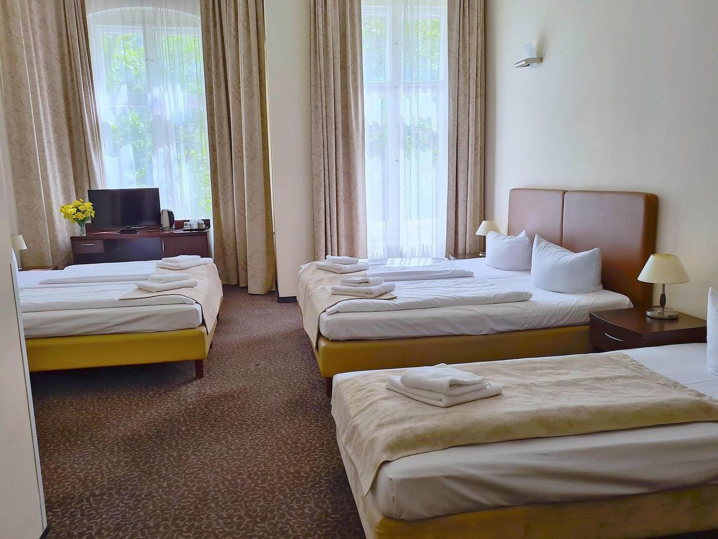 Upper-Room-Hotel-Room-23