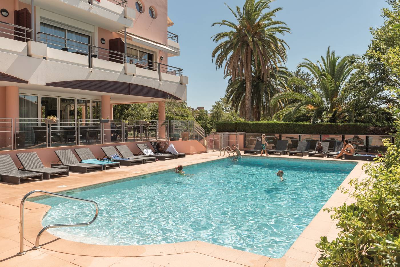 Appart-City-Confort-Cannes-Le-Cannet-Pool-1