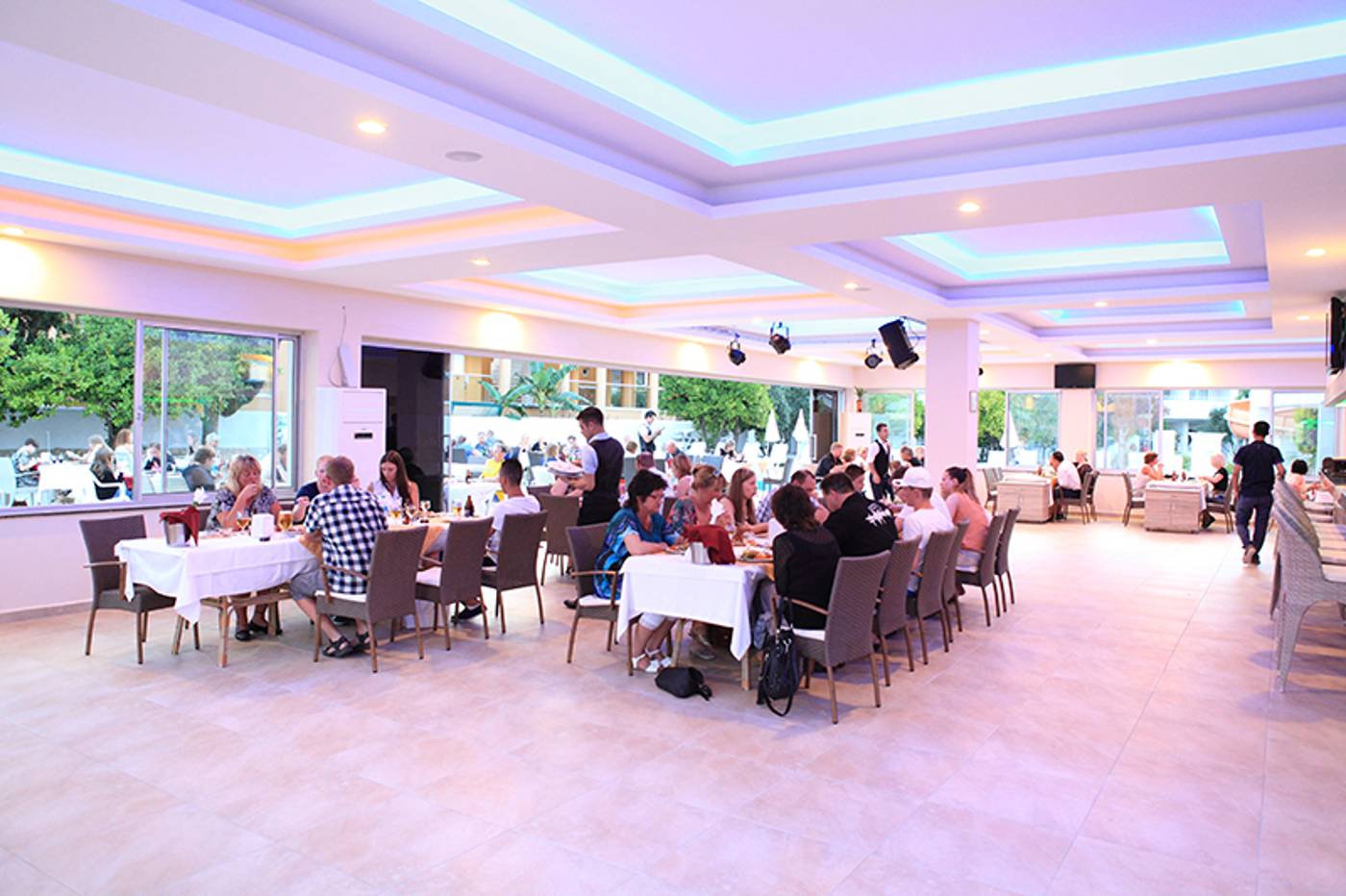 Hotel-Catty-Cats-Garden-Restaurant-51