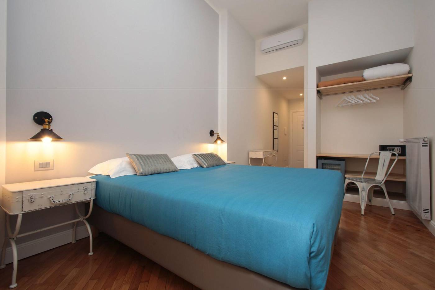 Trevi-Contemporary-Suite-Room-13