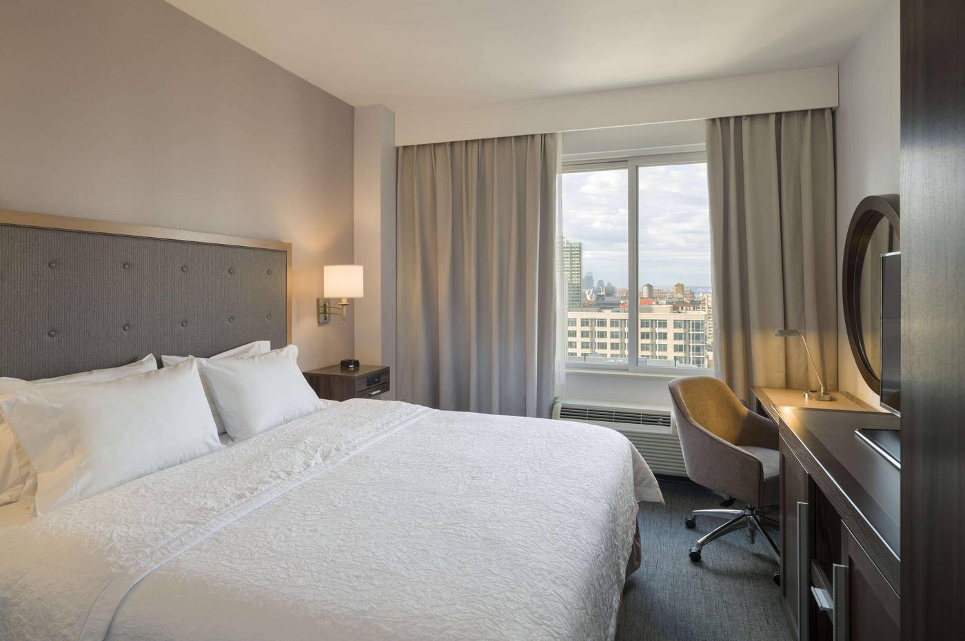 Hampton-Inn-Manhattan-Times-Square-South-Room-10