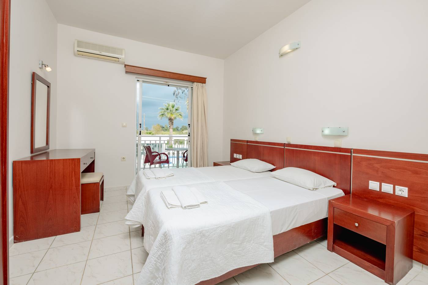 Canadian-Hotel-Room-24