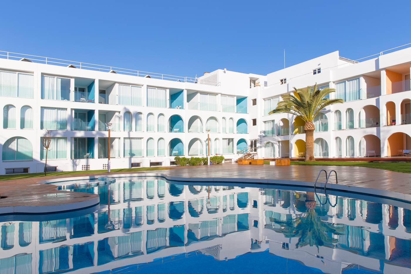 Ebano-Hotel-Apartments-Pool-2