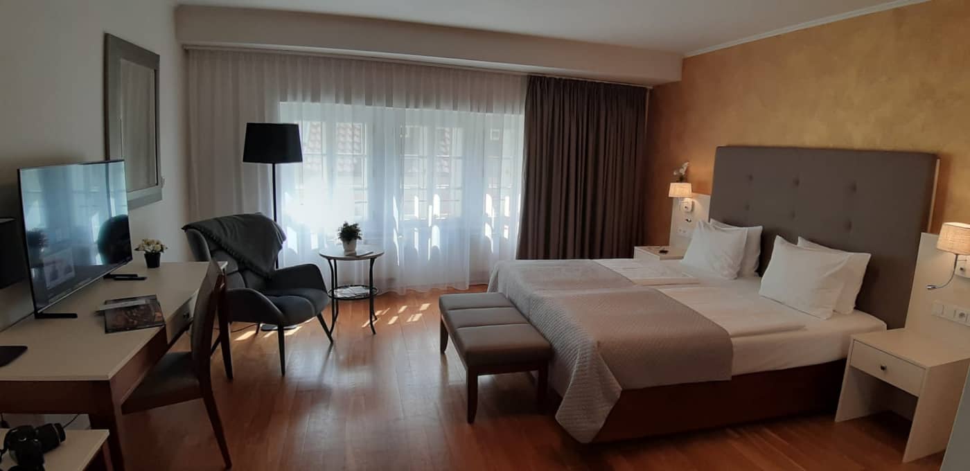 The-Golden-Wheel-Room-8