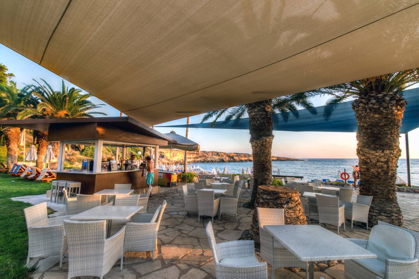 Coral-Beach-Hotel-and-Resort-Bar-14