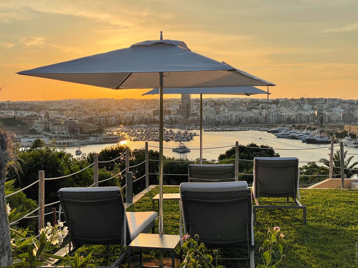 Hotel-Phoenicia-Pool-86