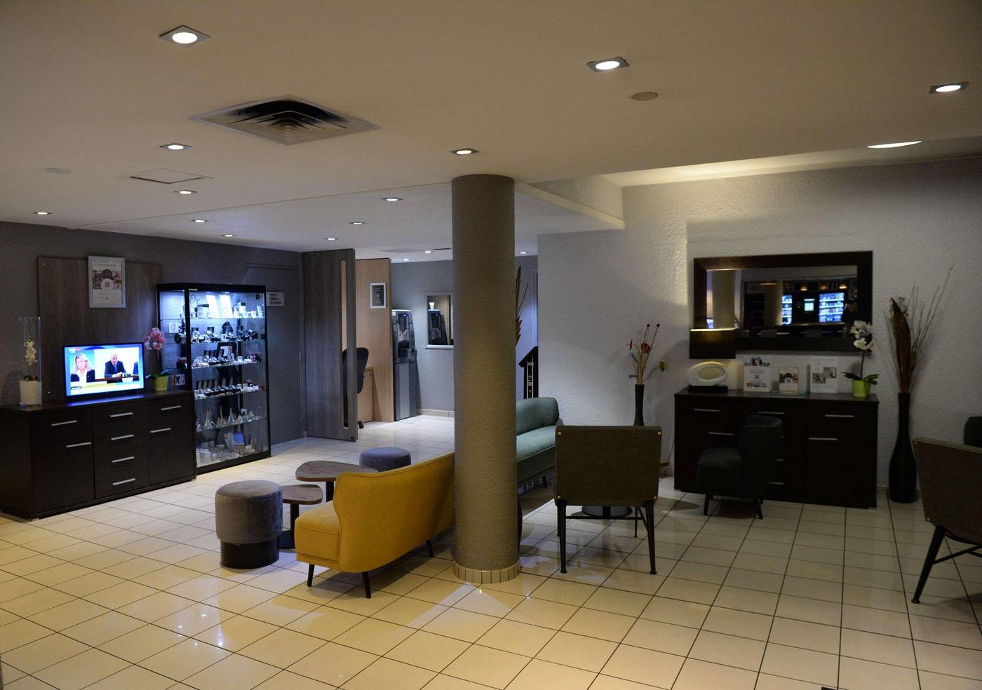 Kyriad-Le-Bourget-Centre---Parc-Des-Expositions-Lobby-20